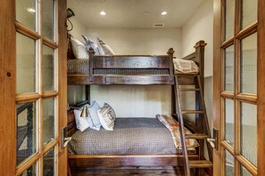 4 Schlafzimmer, Bügeleisen/Bügelbrett, Internetzugang, Bettwäsche