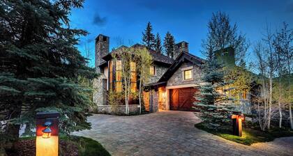 Upea Ski-in / out Village Walk Home yksityisellä porealtaalla ja biljardipöydällä