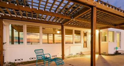 Oceanfront-koiraystävällinen koti, josta on näkymät auringonlaskuun Sarasotan lahdelle - lumirinnut tervetulleita