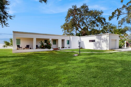 Oceanside Home w/ Sunset Views of Sarasota Bay - Snowbirds Welcome, Dogs OK