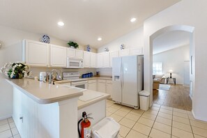 Kylskåp, mikrovågsugn, ugn och spishäll