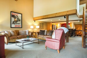 TV, peis, DVD-spiller og bøker