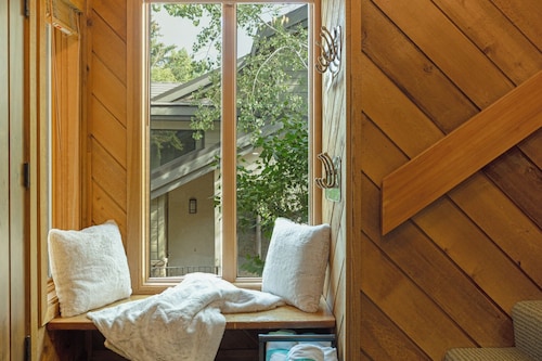 Affordably Priced Cosy Townhome, On-Site Hot Tub and Resort Shuttle Service