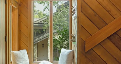 Affordably Priced Cosy Townhome, On-Site Hot Tub and Resort Shuttle Service