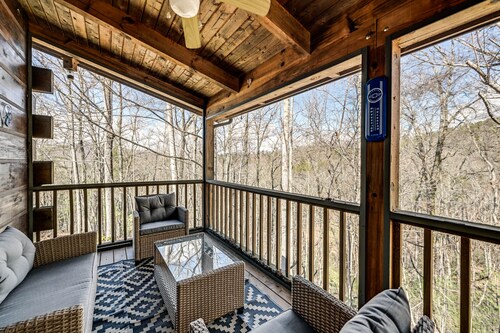 Bryson City Cabin w/ Hot Tub, Views & Pool Table!