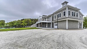 Un grand bâtiment à deux étages, doté d’un porche abrité et d’une allée gravillonnée.