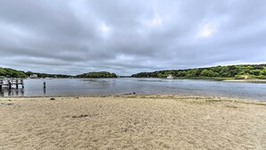 Une plage avec un quai et un bateau.