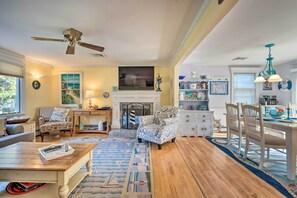 TV - East Falmouth Family Gem w/ Private Beach Access (East Falmouth)