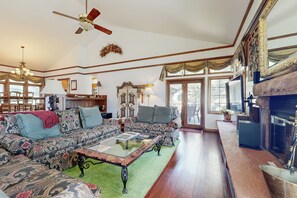 Een televisie en een open haard