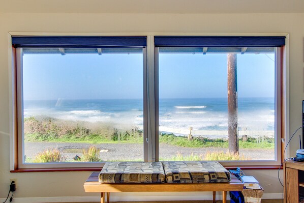 Interior - Oceanfront Home with Ocean Views - Walking Distance to Eateries and Shops (Newport)