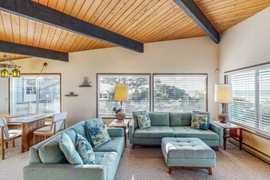 TV, fireplace, DVD player, books - Sunny Home with Beautiful Ocean Views, WiFi, & Private Hot Tub (Newport)