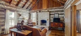 ハイウェイ290ワイントレイル沿いの、犬に優しい素敵なキャビンと4つのオンサイトテイスティングルーム！