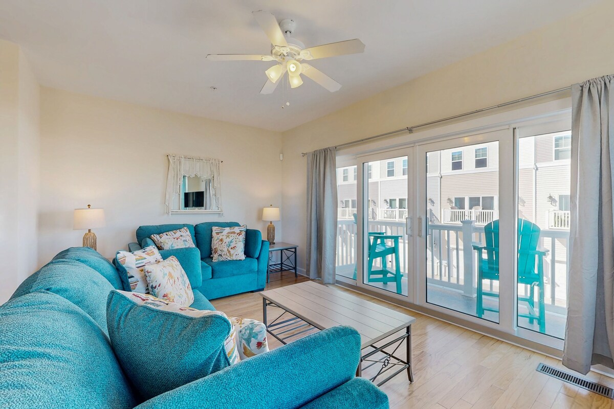 Charming townhouse with shared pool & stunning bay views