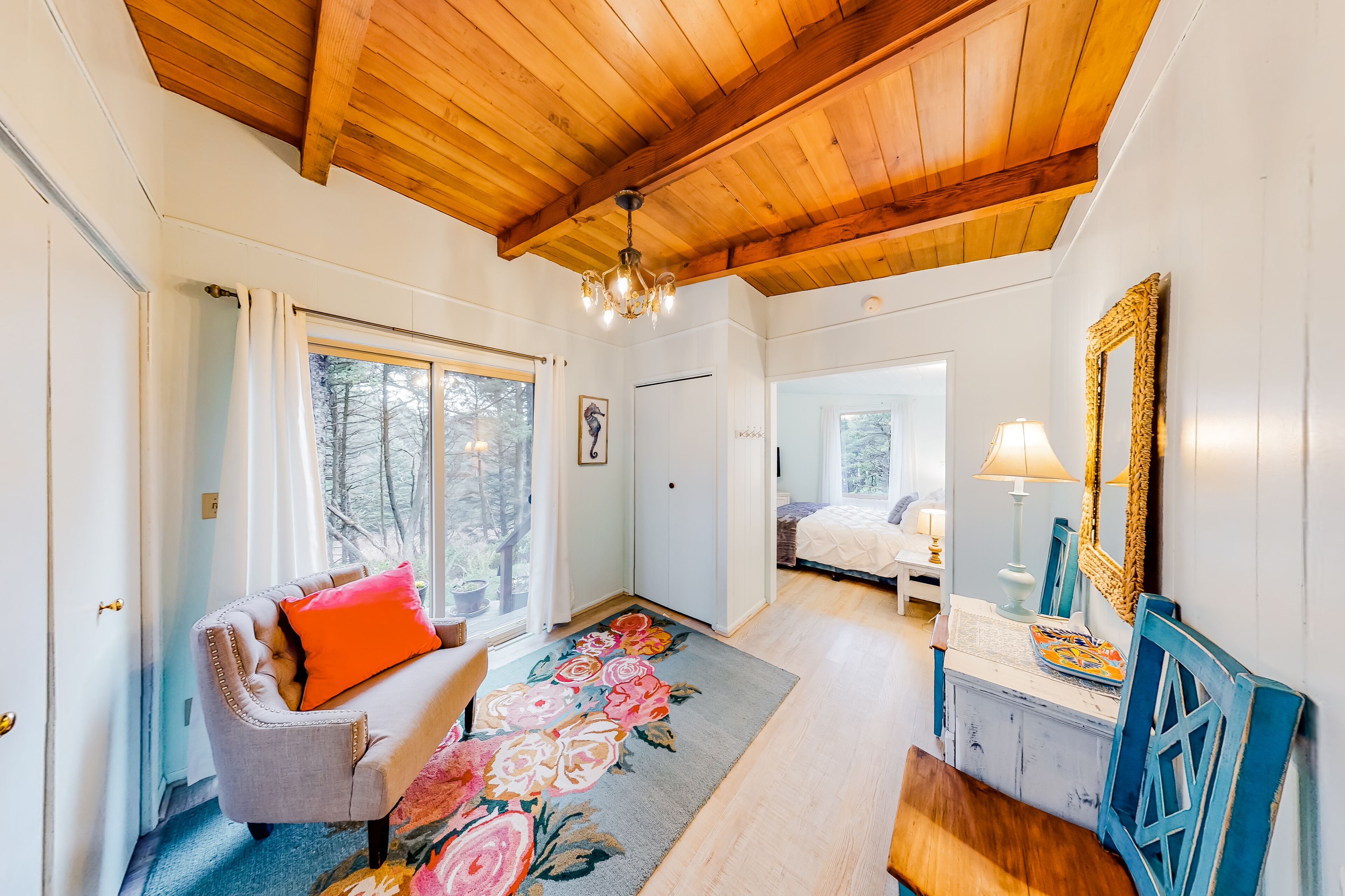 2 bedrooms, internet, bed sheets