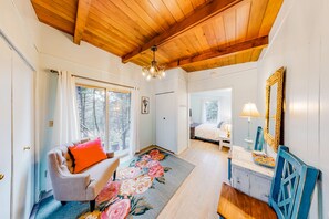 2 عدّة غرف نوم وخدمة الإنترنت وملاءات أسرّة