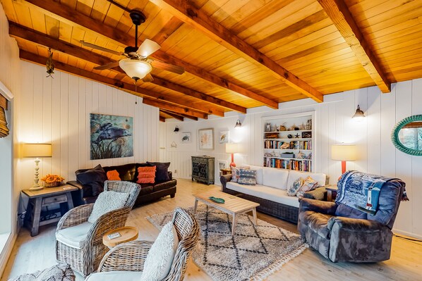 Tv, dvd-spelare, böcker och ett filmbibliotek