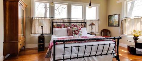 2 habitaciones, tabla de planchar con plancha, internet y ropa de cama