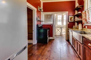 Réfrigérateur, four à micro-ondes, un four, surface de cuisson