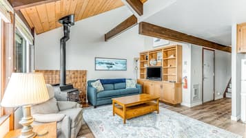 Télévision, lecteur de DVD, livres