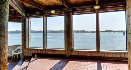 Yksityinen, lahden koti, jossa on kausiluonteinen uima-allas / poreallas / kylpylä; kalastuslaituri, koirat ok!