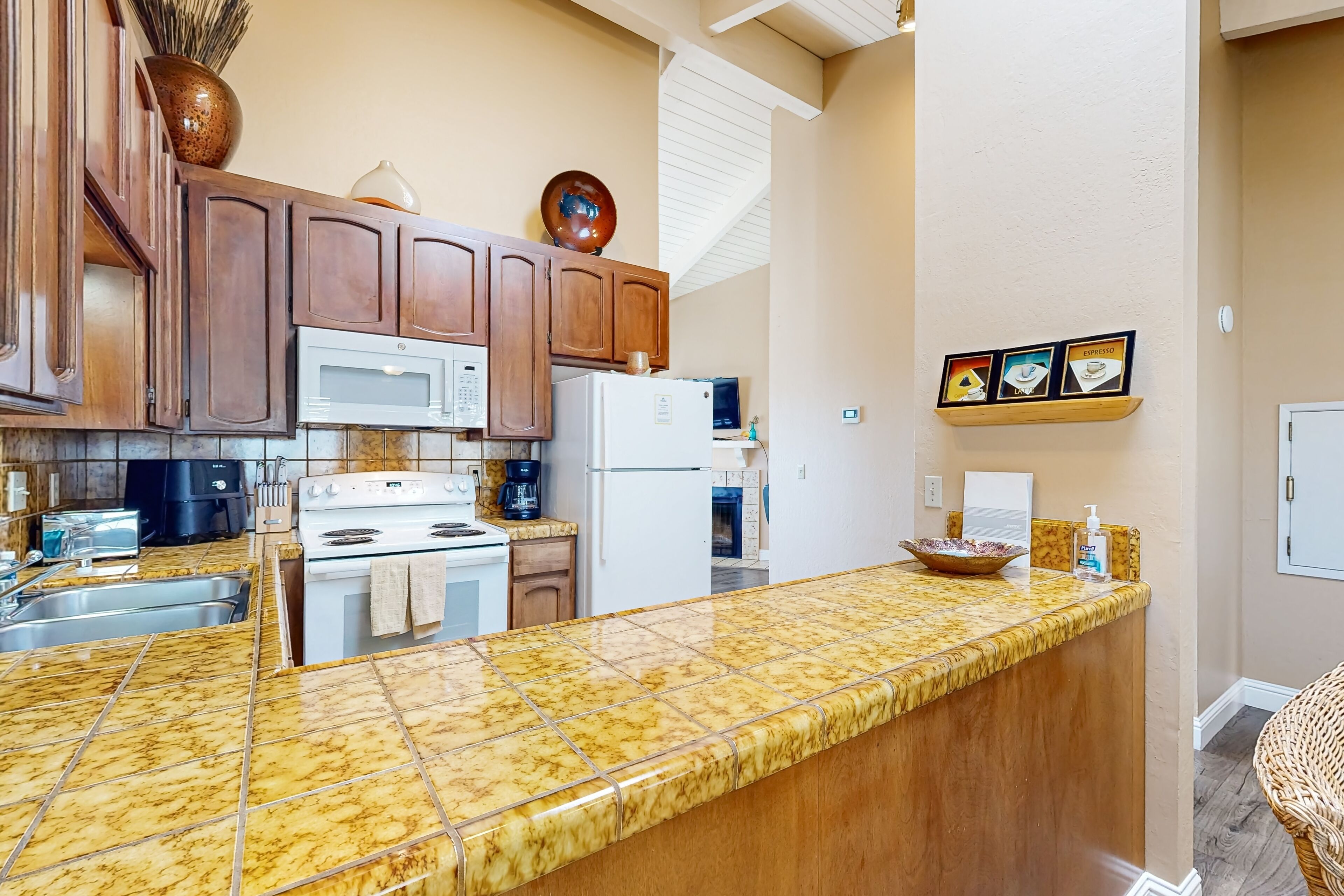 Geladeira, micro-ondas, fogão, cooktop