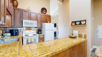 Geladeira, micro-ondas, fogão, cooktop