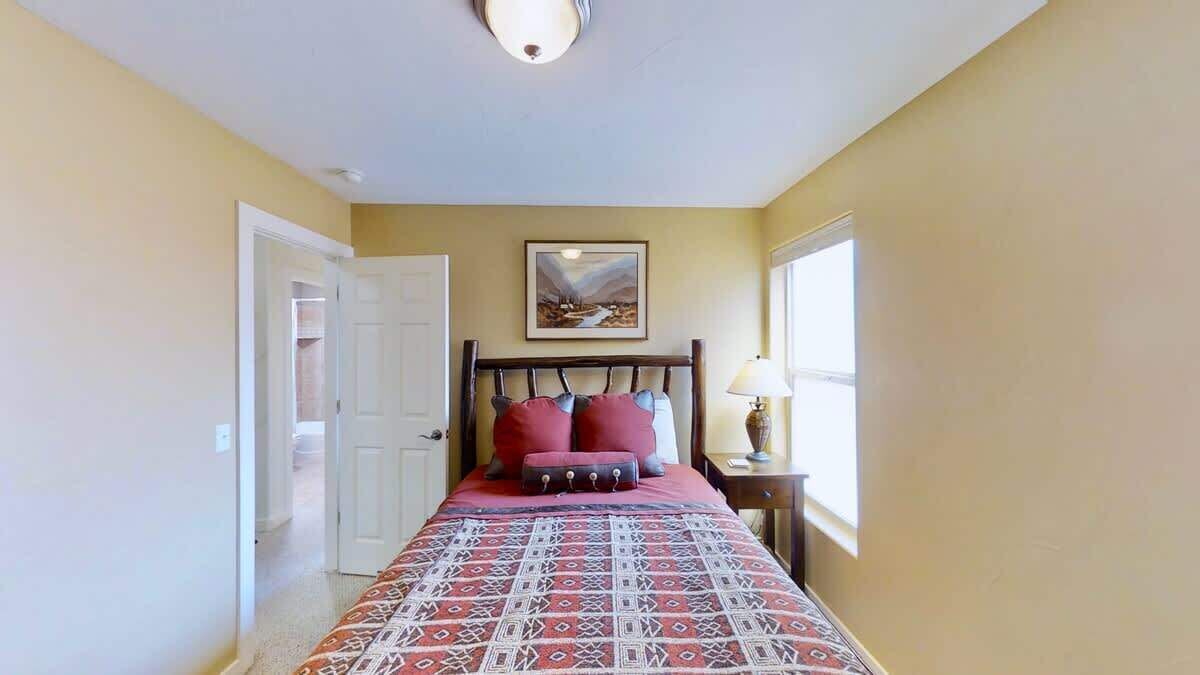 3 bedrooms, iron/ironing board, WiFi (free), bed sheets
