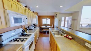 Coffee/tea maker, fridge, microwave, oven - Saddle Creek - 3A1, 3 Bedroom 2 and a Half Bath Condo (Moab)