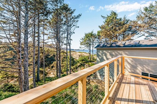 Kävele rannalle kaunis koti w / näköala merelle ja Yaquina majakka!