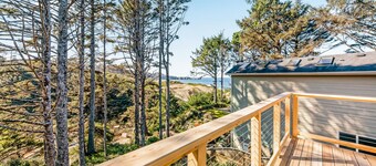Beautiful Home with Ocean and Yaquina Lighthouse Views - Walk to the Beach