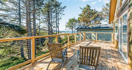 Beautiful Home with Ocean and Yaquina Lighthouse Views - Walk to the Beach