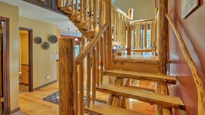 Una escalera de madera de diseño rústico que lleva a un piso superior.