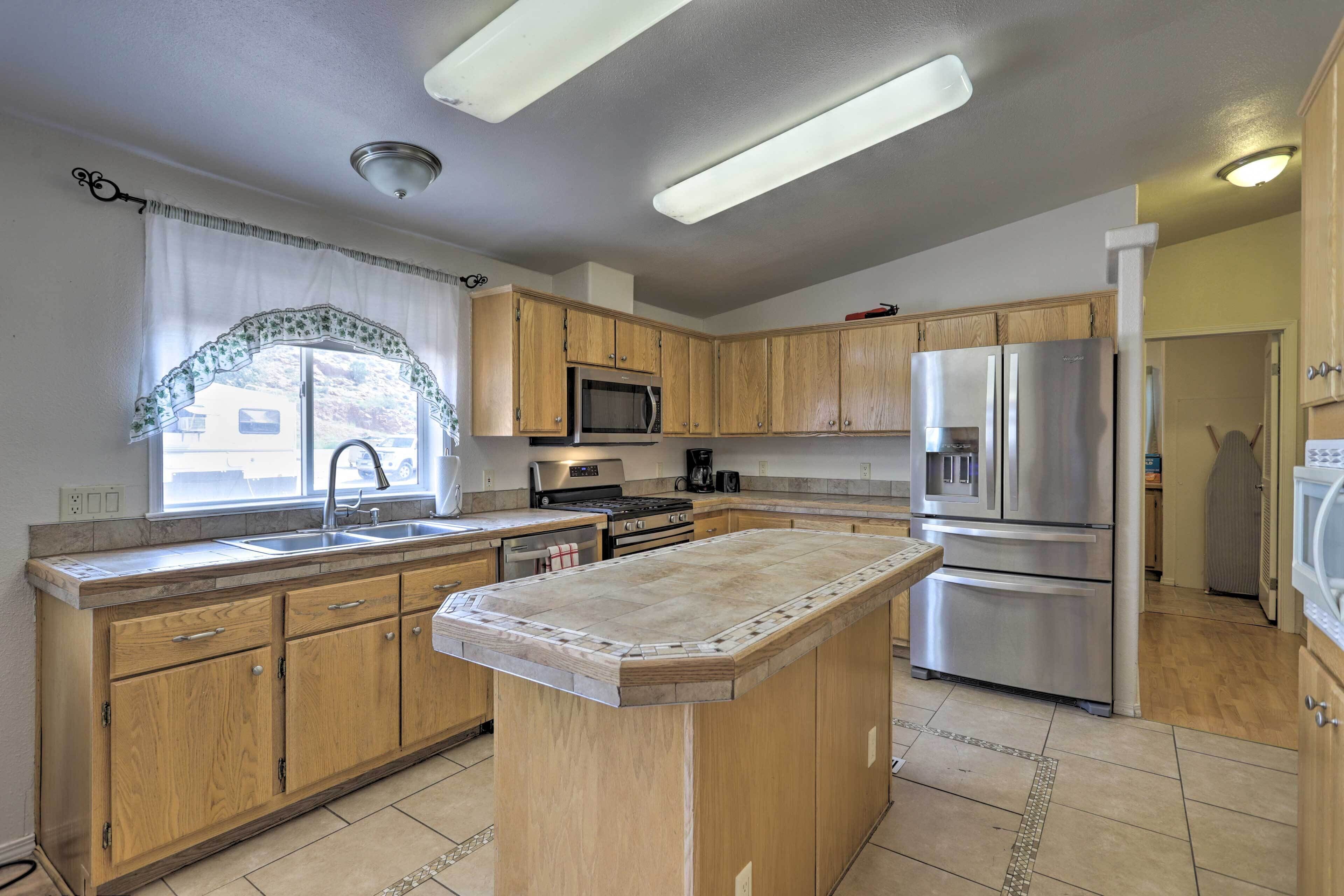 Coffee/tea maker, fridge, microwave, stovetop
