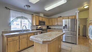 Coffee/tea maker, fridge, microwave, stovetop