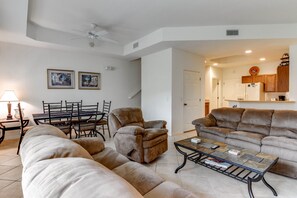 TV, DVD player - Family-Friendly Townhouse with Shared Pool - Close to Golf & Beach (Fort Myers)