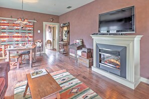 Interior - 'August Schmidt' Fredericksburg Cottage w/ Hot Tub (Fredericksburg)