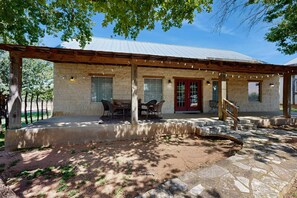 Outdoor dining - Romantic, dog-friendly cabin with on-site courtyard, close to wineries (Fredericksburg)