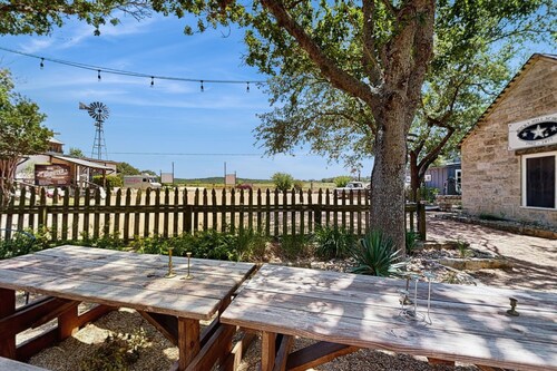 Romantic, dog-friendly cabin with on-site courtyard, close to wineries