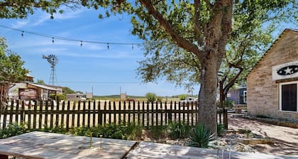 Romantic, dog-friendly cabin with on-site courtyard, close to wineries