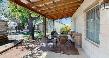 Romántica cabaña para perros con patio en el lugar, cerca de bodegas.