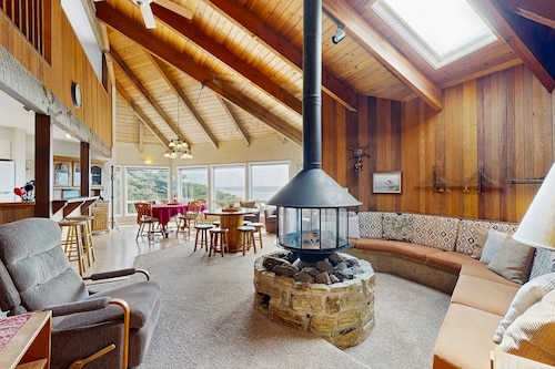 Unique oceanfront home with gorgeous ocean views & private sauna