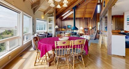 Unique oceanfront home with gorgeous ocean views & private sauna