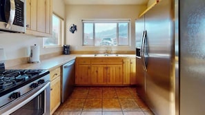 Coffee/tea maker, fridge, oven, stovetop
