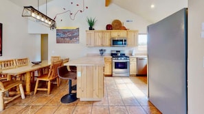 Coffee/tea maker, fridge, oven, stovetop - Moab Adventure - V3, 3 Bedroom Townhome (Moab)