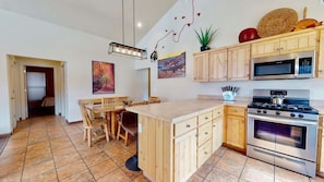 Coffee/tea maker, fridge, oven, stovetop - Moab Adventure - V3, 3 Bedroom Townhome (Moab)
