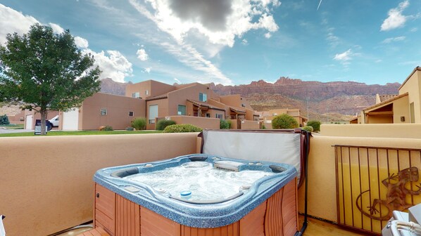 Outdoor spa tub - Moab Adventure #V3 | 3 Bed, 2 Bath (Moab)