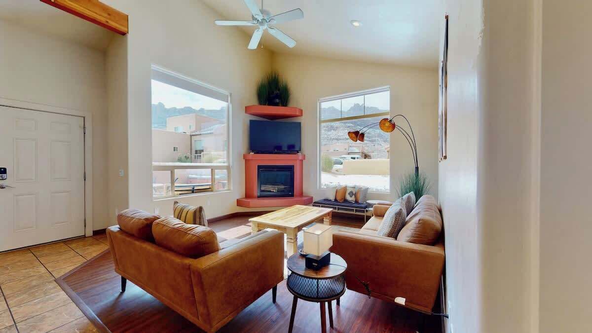 Smart TV, fireplace