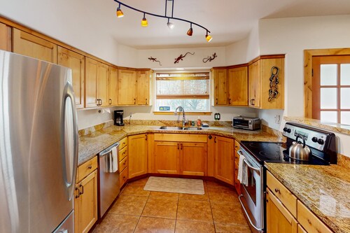 A Community Pool & Private Jetted Tub Await at this Dog-Friendly Home