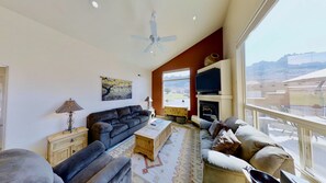 電視、壁爐、DVD 播放機