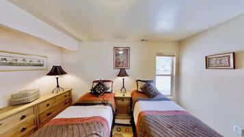 3 bedrooms, iron/ironing board, WiFi (free), bed sheets